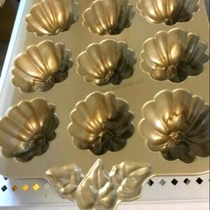 Nordic Ware PUMPKIN PATCH 12-Cavity Cakelet/Muffin Mold/Pan